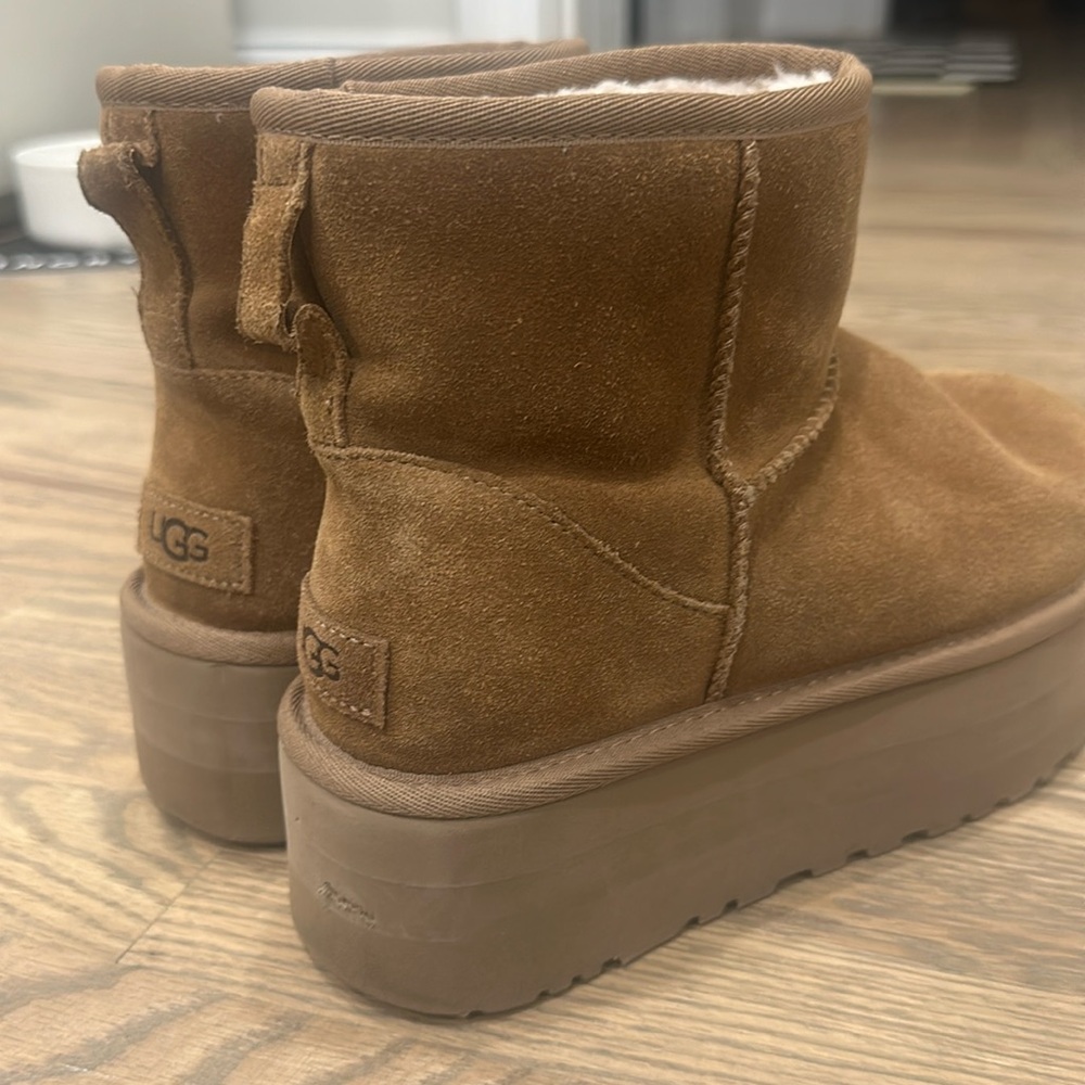 Min platform Uggs  chestnut